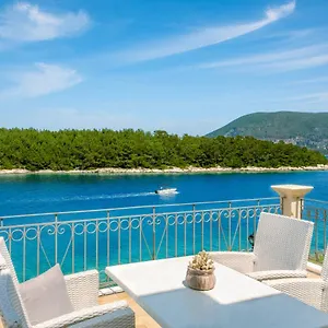 Captain's Quarters At Fiscardo Waterfront-feel The Breeze Apartment